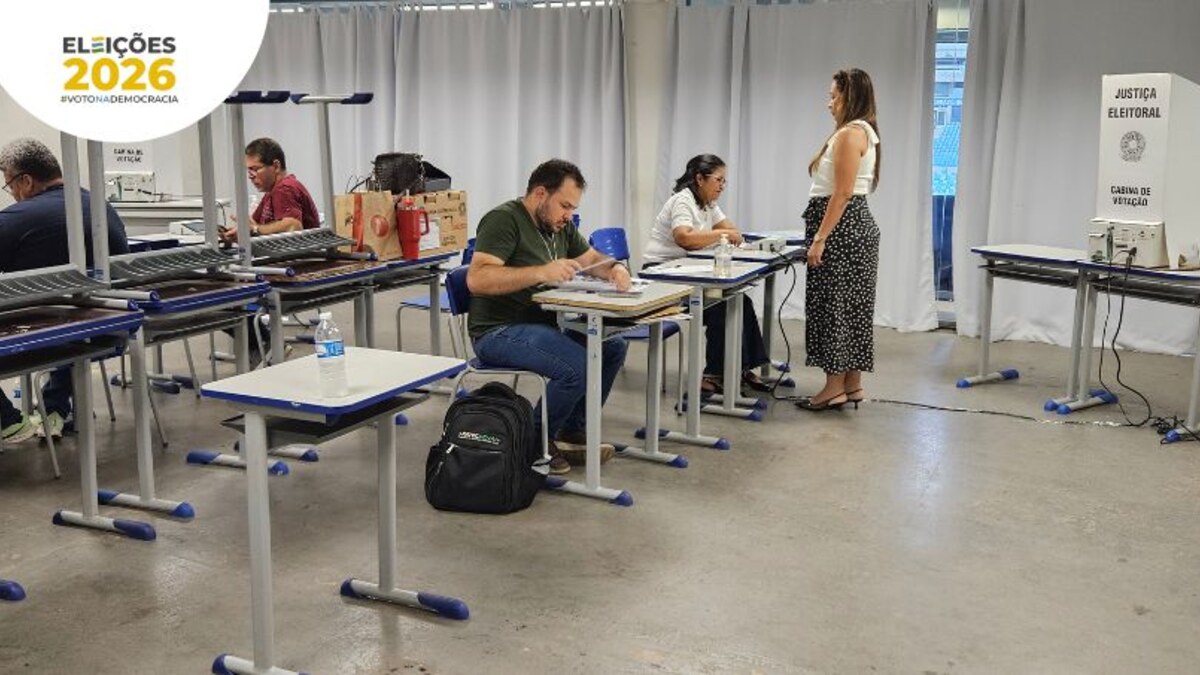 Brazilian voters entering an official polling station during the 2026 general election