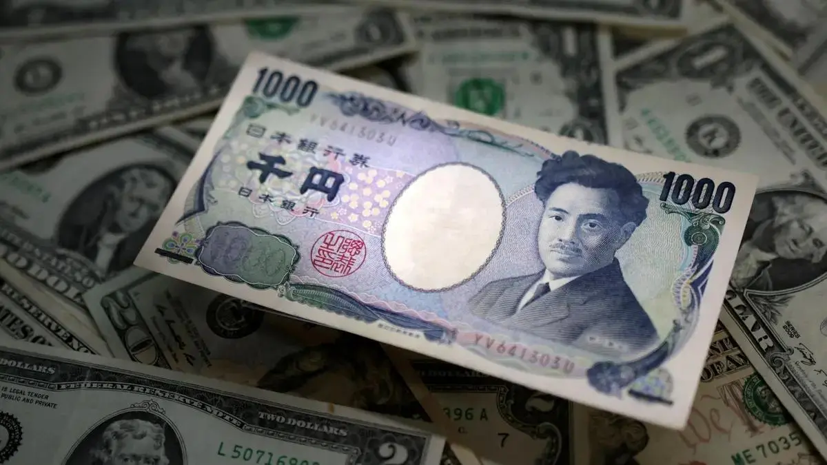 Japanese yen and US dollar banknotes