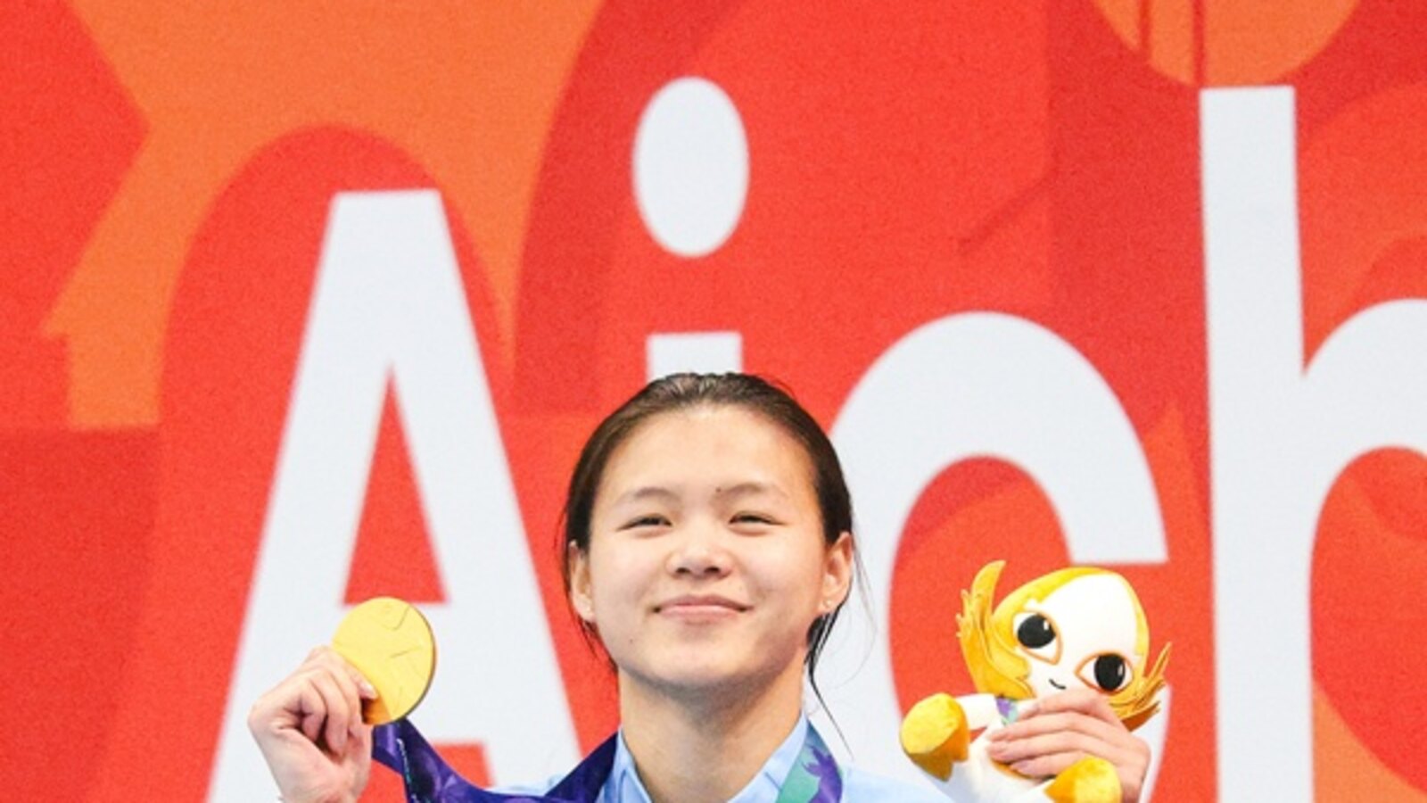 China diver Lin Shan holding her gold medal and mascot after the women's one metre springboard final