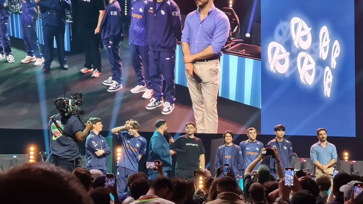 Karmine Corp League of Legends players standing on stage during a LEC event