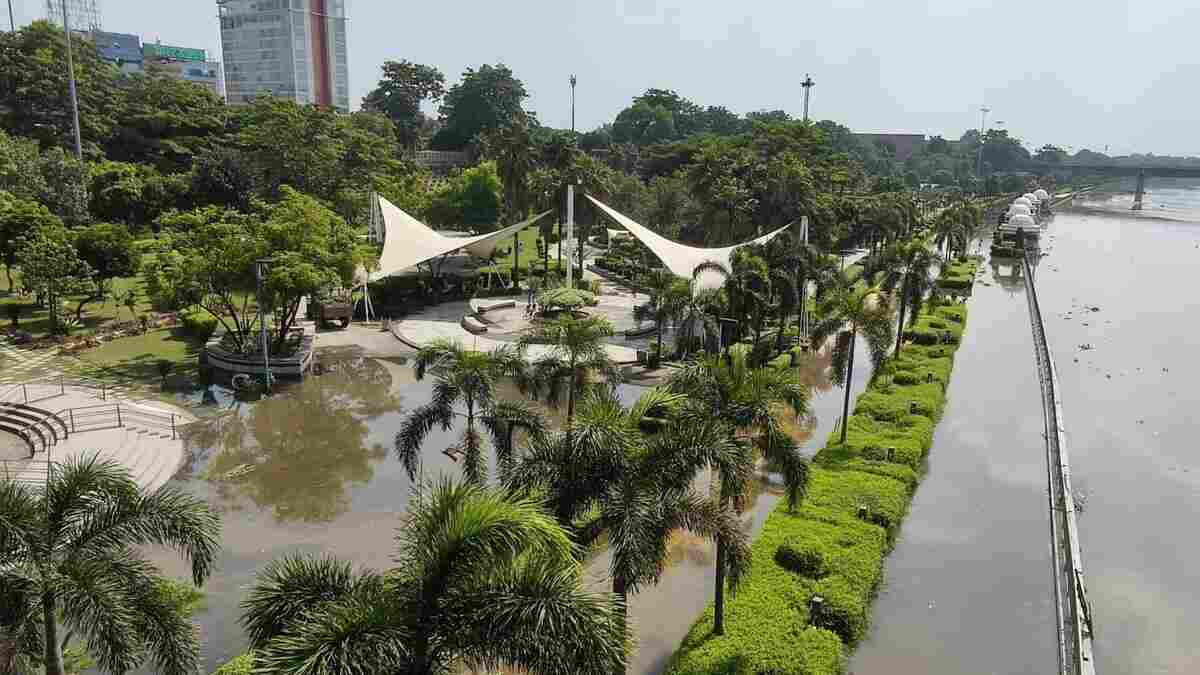 Flooded area beside the Gomti River in Lucknow