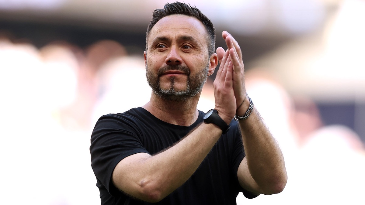 Tottenham head coach Roberto De Zerbi watches his team before the Manchester United match