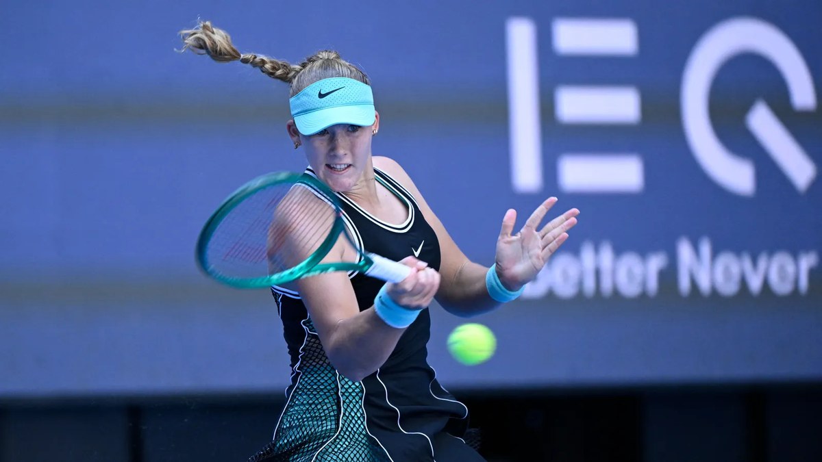 Mirra Andreeva preparing to return serve during a professional tennis match