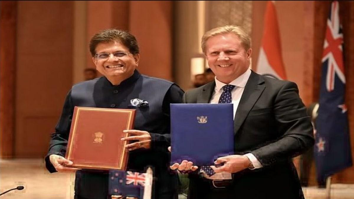 India and New Zealand trade ministers signing their agreement
