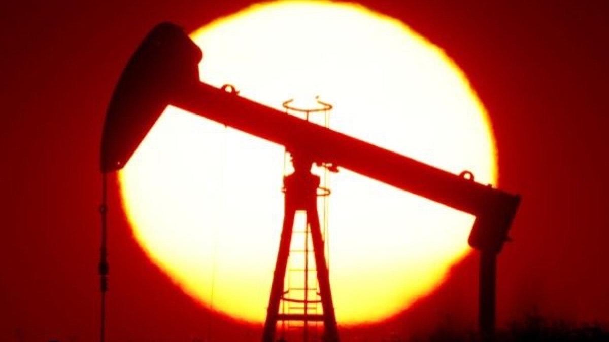 Oil storage tanks and tanker route representing Gulf supply risk