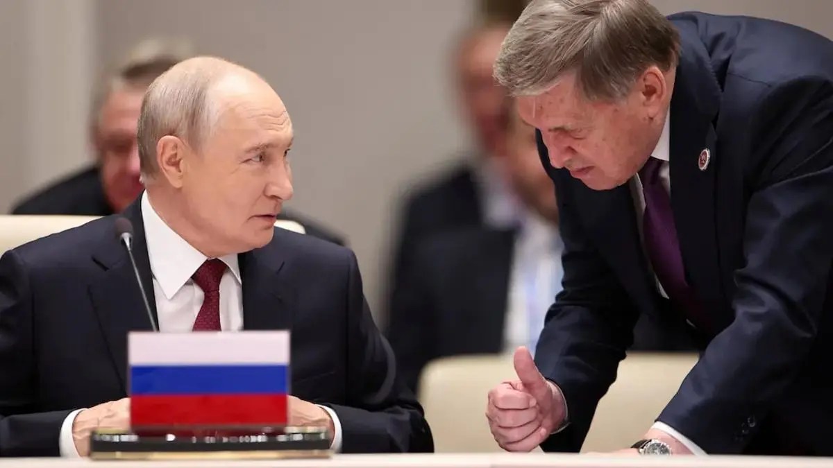 Vladimir Putin speaking with Kremlin aide Yuri Ushakov at the 2026 SCO summit
