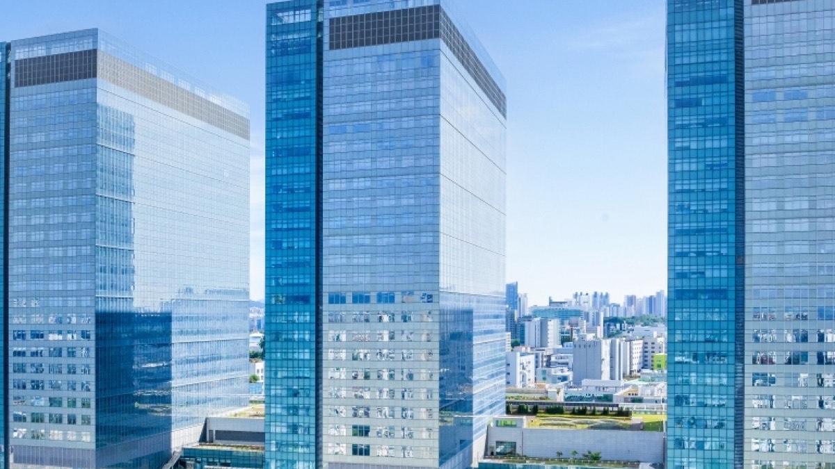 Samsung and ASML semiconductor manufacturing collaboration graphic